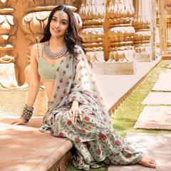 बहुत ही खूबसूरत और स्टाइलिश है श्रद्धा कपूर के साड़ी का कलेक्शन...आप भी ले सकती हैं इंस्पिरेशन