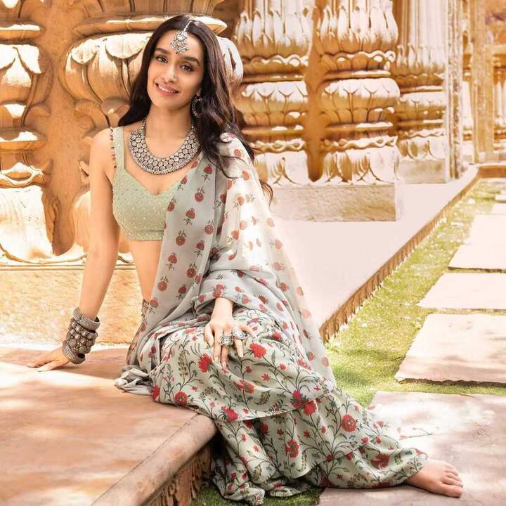 एक्ट्रेस की ये मिंट ग्रीन कलर की फ्रिल प्रिंटेड साड़ी भी वाकई कमाल की है.श्रद्धा इस लुक में काफी गॉर्जियस दिख रही हैं.इस तरह की साड़ी यंगस्टर के लिए काफी बेहतरीन रहेगी..क्रॉप टॉप डिजाइन के ब्लाउज के साथ श्रद्धा ने इसे पेयर किया है जो इसे काफी कूल औऱ क्लासी बना रहा है.