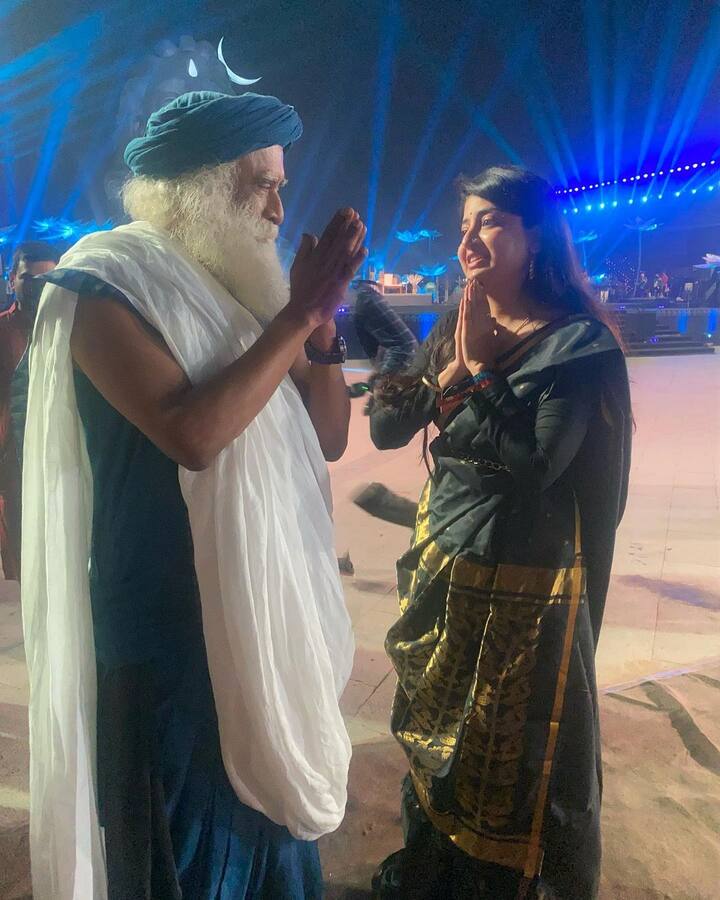 జగ్గీ వాసుదేవన్ ఆశీర్వాదం తీసుకున్నారు. Photo Credit: Poonam Kour/Instagram