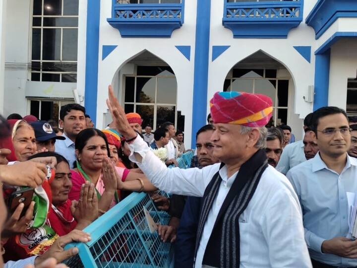 CM In Jodhpur: राजस्थान के मुख्यमंत्री अशोक गहलोत का प्रदेश का बजट पेश करने के बाद रविवार को पहली बार पहली बार अपने गृह नगर जोधपुर पहुंचे. यहां उनका तीन दिवसीय दौरा है. सीएम का एयरपोर्ट पर कार्यकर्ताओं ने गर्मजोशी से स्वागत किया. बजट की घोषणा के बाद नई ऊर्जा के साथ पार्टी के कार्यकर्ता जोश में नजर आए.