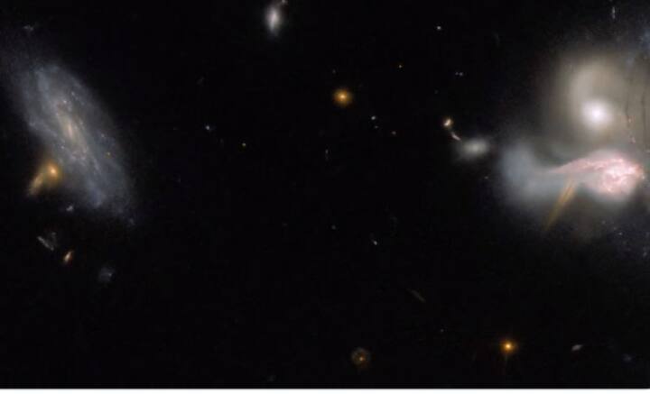 এ তো গেল প্রাণীজগতের কথা। কিন্তু মহাজগতিক সৃষ্টির ক্ষেত্রেও কি তা প্রযোজ্য! সাম্প্রতিক পর্যবেক্ষণ অন্তত তেমনই ইঙ্গিত দিচ্ছে। মহাশূন্যে তিনটি পৃথক শুধু কাছাকাছি এসে পড়েছে নয়, পরস্পরের সঙ্গে মিশে যাওয়ার পথে।