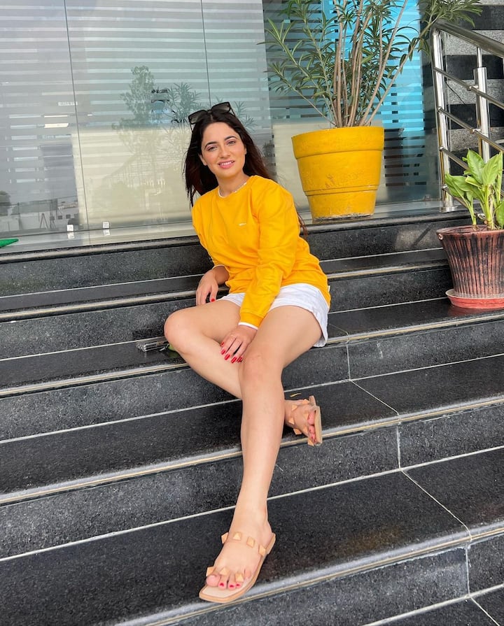 यश कुमार के साथ सिनेमाई पर्दे पर जादू बिखेरने वाली प्रियंका रेवड़ी आदमपुर के शिव नगर की रहने वाली हैं.
