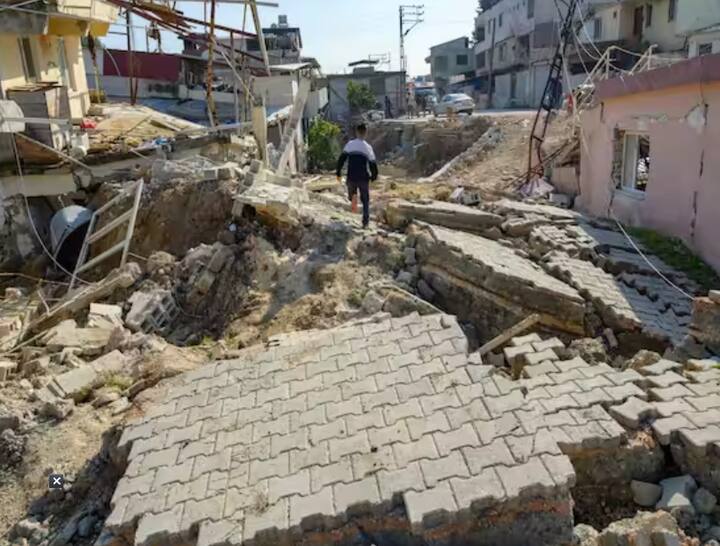 तुर्कस्तानमध्ये झालेल्या विनाशकारी भूकंपामुळे डेमिरकोप्रू गावातील अनेक घरे उद्ध्वस्त झाली. काही घरे 13 फुटांपर्यंत जमिनीत गाडली गेली आहेत.