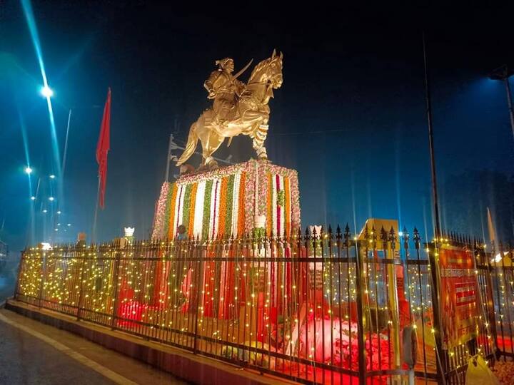 विशेष म्हणजे आग्रा किल्ल्याच्या समोर असलेला छत्रपती शिवाजी महाराजांचा पुतळा परिसरात सजावट करण्यात आली आहे.