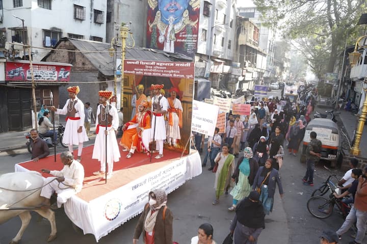 एकूण 9 हजार विद्यार्थी या मिरवणुकीत सहभागी झाले.