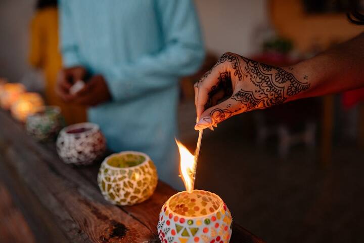 বাড়ির সকলে মিলে চা খাওয়ার সময়ে ঘরের সমস্ত আলো নিভিয়ে দিন। শুধুই এই মোমবাতি জ্বালিয়ে রাখুন। ঘরের পরিবেশটাই বদলে যাবে। মন ভালো থাকবে। তার উপকারী প্রভাব পড়বে মানসিক স্বাস্থ্যে।
