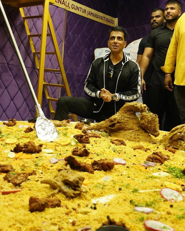 सोनू सूदने शेअर केलेल्या फोटोमध्ये एक मोठी थाळी दिसत आहे. या थाळीमध्ये वेगवेगळे पदार्थ दिसत आहेत. (Sonu Sood/ instagram)