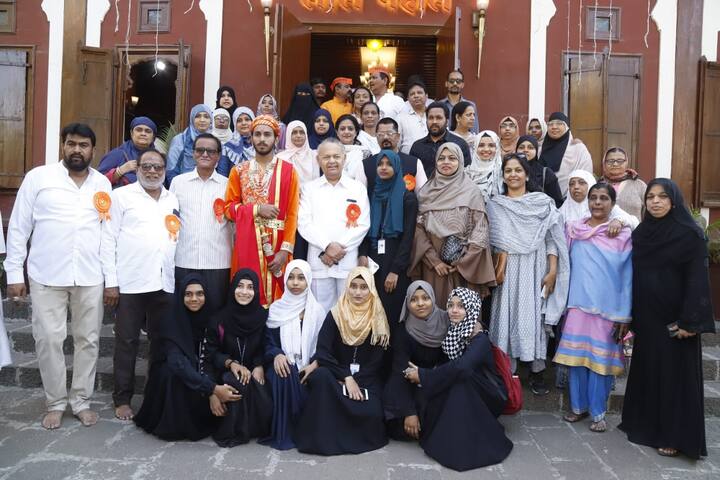 ‘महाराष्ट्र कॉस्मोपॉलिटन एज्युकेशन सोसायटी’च्या वतीने छत्रपती शिवाजी महाराज जयंतीनिमित्त विद्यार्थ्याच्या भव्य अभिवादन मिरवणुकीचे आयोजन करण्यात आले होते.