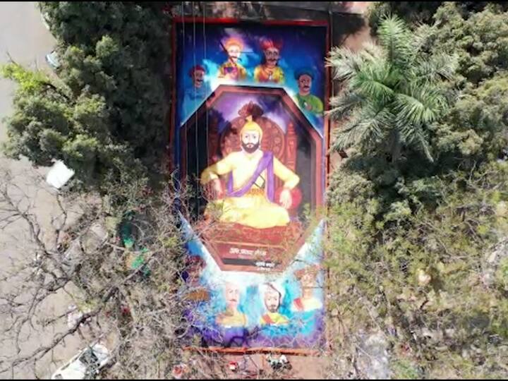 तब्बल 3100 चौरस फुटांत राजमुद्रेत छत्रपती शिवाजी महाराज आणि त्यांच्याभोवती अष्टप्रधान मंडळ असलेली रांगोळीची प्रतिकृती साकारण्यात आली आहे.