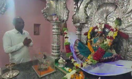 प्रतापगडावरील तुळजा भवानी मातेच्या मूर्तीला दागिने आणि अलंकार घालण्यात आले.