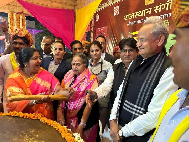 एयरपोर्ट से सर्किट हाउस तक जगह-जगह स्वागत सीएम अशोक गहलोत को जादूगर कहा जाता है. उनकी जादूगरी व लोकप्रियता बजट के बाद और बढ़ी है. जोधपुर में एयरपोर्ट से सर्किट हाउस तक पूरे रास्ते सीएम के स्वागत में जनता खड़ी दिखी. कई जगह सीएम का स्वागत किया गया. कई जगह ढोल नगाड़े बजाए गए. सीएम ने एयरपोर्ट पर मीडिया से बात करते हुए कहा कि हमारी बजट घोषणाओं के बाद अब आने वाले दिनों में सभी पार्टियों के मेनिफेस्टो भी इन्हीं योजनाओं के तहत तैयार होंगे.