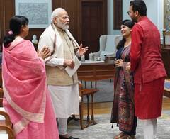 Ritesh Agarwal: शादी के बंधन में बंधने जा रहे OYO के फाउंडर रितेश अग्रवाल, PM मोदी को दिया शादी का न्योता, देखें तस्वीरें