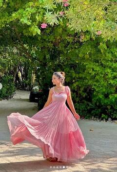 Hina Khan: ਪਿੰਕ ਮੈਕਸੀ ਡਰੈੱਸ ਪਾ ਕੇ ਹਿਨਾ ਖਾਨ ਨੇ ਮਾਲਦੀਵ 'ਚ ਦਿਖਾਇਆ ਆਪਣਾ ਗਲੈਮਰਸ ਅਵਤਾਰ, ਦੇਖੋ ਇਹ ਹੌਟ ਤਸਵੀਰਾਂ