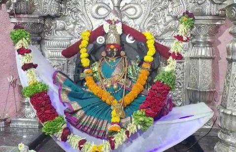 प्रतापगडावरील तुळजा भवानी मातेच्या दर्शनासाठी देखील भाविकांनी मोठी गर्दी केली आहे.