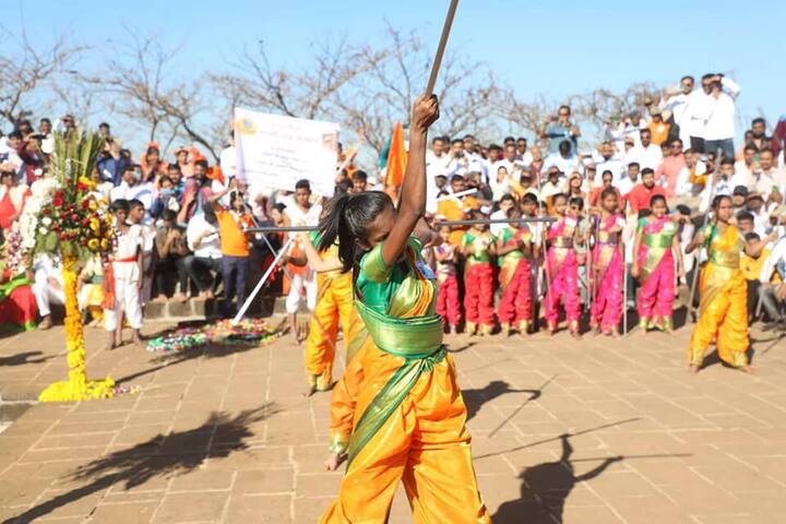 मुख्यमंत्री एकनाथ शिंदे यांची संभाजीराजेंना व्यासपीठावर येण्याची विनंती केली.