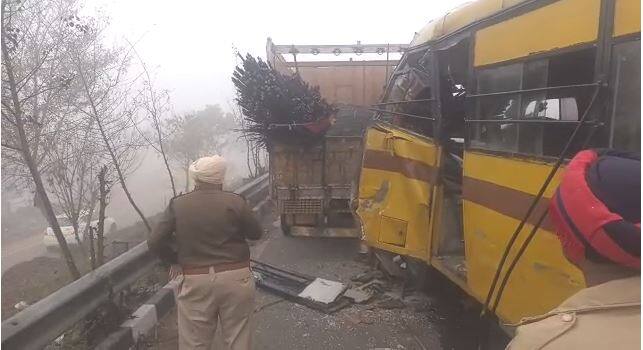 Ludhiana News A terrible accident due to dense fog, a bus collided with a truck with a trailer Ludhiana News: ਸੰਘਣੀ ਧੁੰਦ ਕਾਰਨ ਭਿਆਨਕ ਹਾਦਸਾ, ਸਰੀਏ ਵਾਲੇ ਟਰੱਕ ਨਾਲ ਟਕਰਾਈ ਬੱਸ