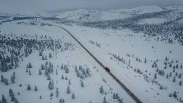 ਰੋਡ ਆਫ ਬੋਨਸ ਦੇ ਨਾਂ ਨਾਲ ਜਾਣੇ ਜਾਂਦੇ ਇਸ ਹਾਈਵੇਅ ਦੀ ਕਹਾਣੀ ਕੁਝ ਵੱਖਰੀ ਹੈ। ਸਰਦੀਆਂ ਦੇ ਮੌਸਮ ਵਿੱਚ ਇਸ ਖੇਤਰ ਵਿੱਚ ਭਾਰੀ ਬਰਫ਼ਬਾਰੀ ਹੁੰਦੀ ਹੈ, ਜਿਸ ਨਾਲ ਸੜਕਾਂ ਵੀ ਢੱਕ ਜਾਂਦੀਆਂ ਹਨ। ਦੱਸਿਆ ਜਾਂਦਾ ਹੈ ਕਿ ਬਰਫਬਾਰੀ ਕਾਰਨ ਵਾਹਨਾਂ ਦੇ ਤਿਲਕਣ ਦਾ ਡਰ ਬਣਿਆ ਹੋਇਆ ਸੀ, ਜਿਸ ਕਾਰਨ ਸੜਕ ਦੇ ਨਿਰਮਾਣ ਵਿਚ ਮਨੁੱਖੀ ਹੱਡੀਆਂ ਵੀ ਰੇਤ ਵਿੱਚ ਮਿਲ ਗਈਆਂ ਸਨ।