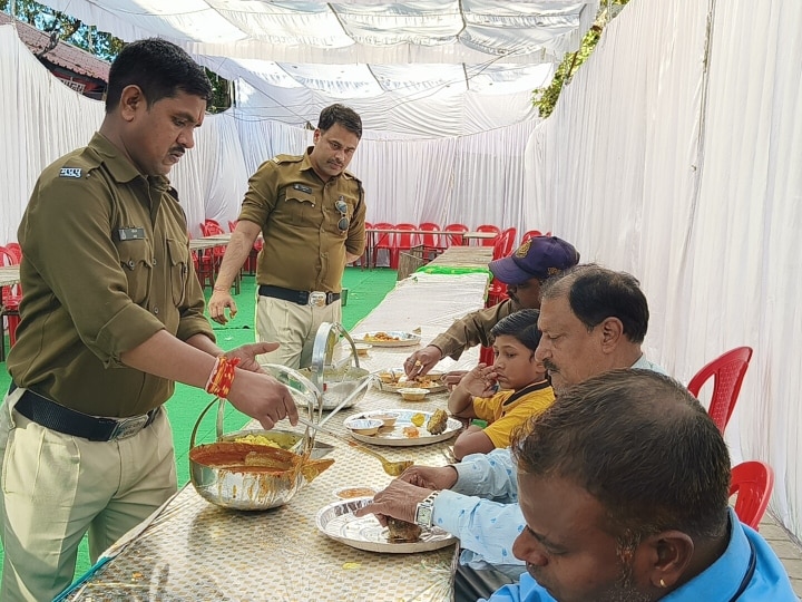 MP News: इंदौर में मुस्लिम थाना प्रभारी ने महाशिवात्रि पर पेश की कौमी एकता की मिसाल, राम भजन पर झूमे स्टाफ