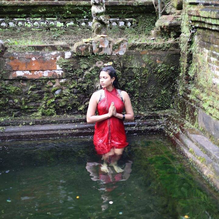 నీటిలోని శక్తిని తనకిచ్చి ఏది స్వీకరించినా తనను తాను మార్చుకోకుండా ఉండేలా చూడమంది. Photo Credit:Amala Paul/Instagram