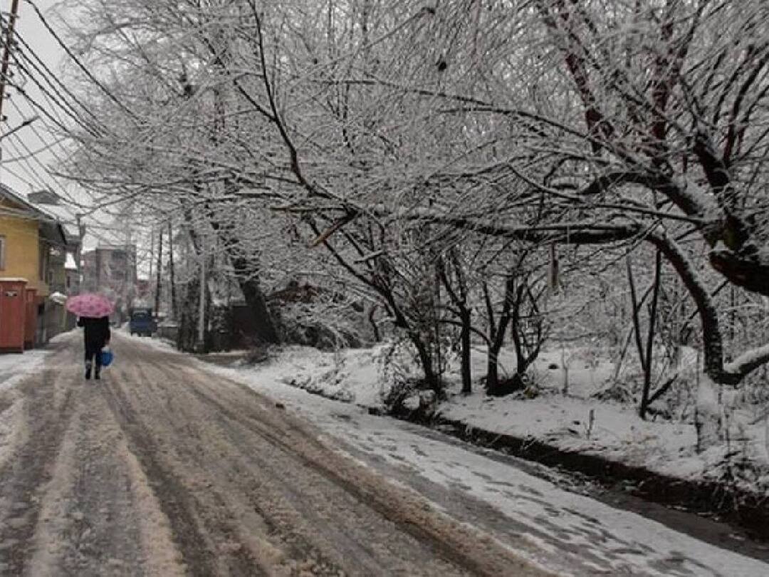 பிப்ரவரி மாதத்தின் வெப்பமான இரவு.. சிம்லாவில் 14.4 டிகிரியாக பதிவான வெப்பநிலை.. காரணம் என்ன? Shimla, the capital of Himachal Pradesh, recorded the hottest February night on Friday, with a minimum temperature of 14.4 degrees Celsius, according to the local Met Office. பிப்ரவரி மாதத்தின் வெப்பமான இரவு.. சிம்லாவில் 14.4 டிகிரியாக பதிவான வெப்பநிலை.. காரணம் என்ன?