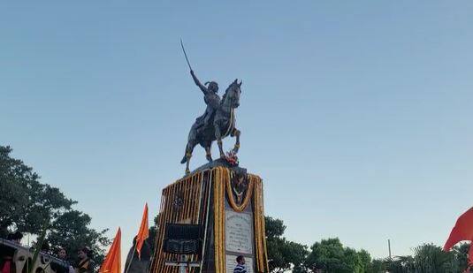 प्रतापगडावर छत्रपती शिवरायांची अश्वरुढ मूर्ती आहे. या मूर्तीला अभिवादन करण्यासाठी शिवभक्तांची गर्दी होत आहे.