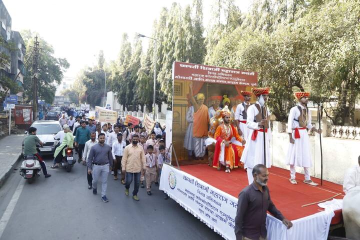 मिरवणूकीत आझम कॅम्पसमधील विद्यार्थी, शैक्षणिक संस्थांचे सर्व प्राचार्य, पदाधिकारी, कर्मचारी, दरबार ब्रास बॅण्डची दोन पथकं होती.