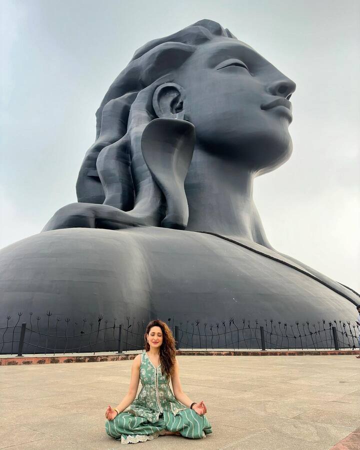 నటి ప్రగ్యా జైస్వాల్ ఆది యోగి ముందు ధ్యానం చేస్తున్న ఫోటోను షేర్ చేసి శుభాకాంక్షలు తెలిపారు.Photo Credit: Pragya Jaiswal/Instagram