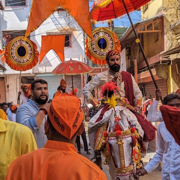 Nashik Shivjayanti : छत्रपती शिवाजी महाराजांच्या जन्मोत्सवानिमित्त नाशिक शहरातून निघणाऱ्या मिरवणुकीला सुरुवात झाली.