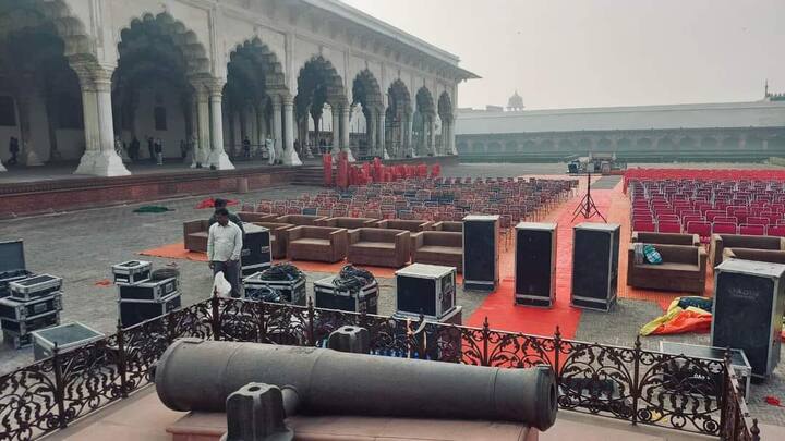 आग्रा किल्ल्यातील दिवाण-ए-आममध्ये शिवजयंती साजरी करण्यासाठी संपूर्ण तयारी झाली आहे.