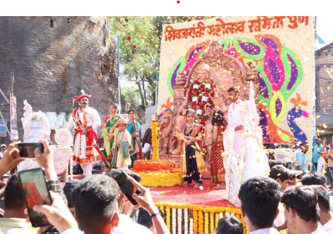 फुलांची आकर्षक सजावट असलेला जिजाऊशहाजी शिवज्योत मुख्य स्वराज्यरथ... एकापाठोपाठ येणारे सरदारांचे, मावळ्यांचे, वीर मातांचे स्फूर्ती देणारे 91 स्वराज्यरथ, महाराणी ताराराणी शौर्य पथकातील 51 रणरागिणींच्या मर्दानी खेळाद्वारे चित्तथरारक मानवंदना देण्यात आली.