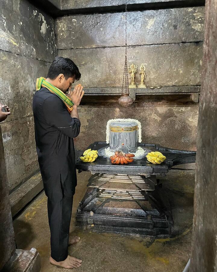 హీరో రామ్ చరణ్ శివలింగానికి ప్రత్యేక పూజలు చేశారు. Photo Credit: Ram Charan/Instagram