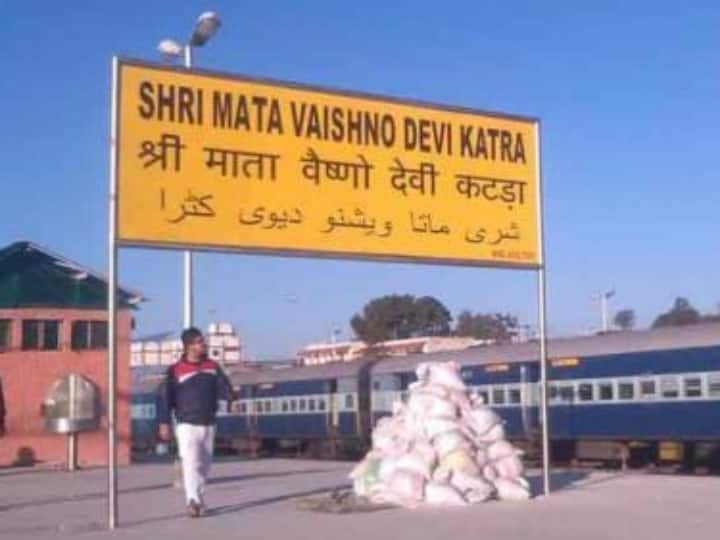 यात्री ट्रेन नंबर 12237/12238 से सफर कर सकेंगे. सफर के दौरान खाने और नाश्ते की सुविधा के अलावा होटल और कैब भी प्रोवाइड कराया जाएगा.