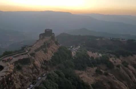 महाराज आणि अफजलखान या दोघांच्या भेटीचा साक्षीदार ठरलेला प्रतापगड आज देखील त्या जाज्वल्य स्मृती आपल्या हृदयात साठवून दिमाखात उभा आहे