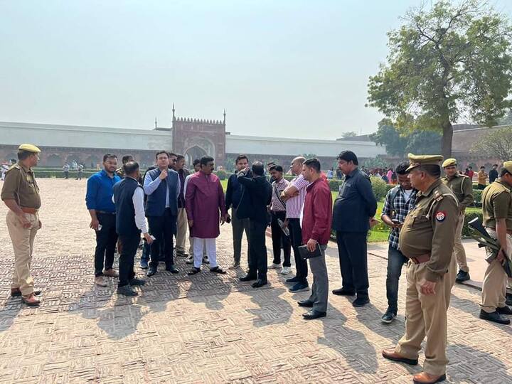 'अजिंक्य देवगिरी प्रतिष्ठान'च्या वतीने यावर्षी पहिल्यांदाच आग्रा किल्यातील दिवाण-ए-आममध्ये शिवजयंती साजरी केली जात आहे.