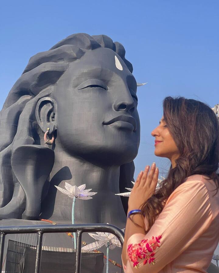 యాంకర్  వర్షిణి ఆది యోగికి నమస్కరిస్తున్న ఫోటో షేర్ చేసి శుభాకాంక్షలు చెప్పింది. Photo Credit: Varshini/Instagram