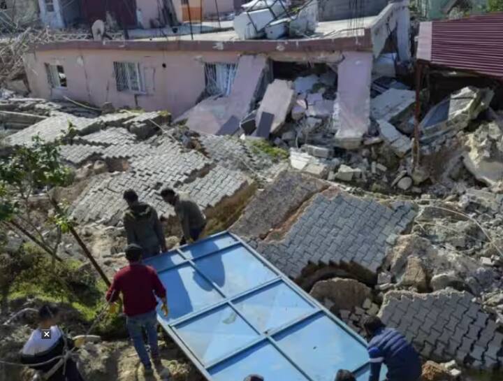 तुर्कीच्या डेमिरकोप्रू गावात सुमारे 1,000 घरे आहेत. भूकंपानंतर घरांच्या आजूबाजूला ढिगारे, फुटलेले फुटपाथ आणि उदध्वस्त झालेली घरे दिसत आहेत.