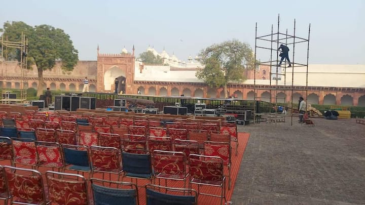 कार्यक्रमास्थळी येणाऱ्या पाहुण्यांना बसण्यासाठी खुर्च्या लावण्यात आल्या आहेत.