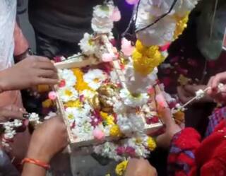 Shiv Jayanti 2023: धावत्या रेल्वेत रात्री 12 वाजता शिवभक्तांनी साजरी केली शिवजयंती