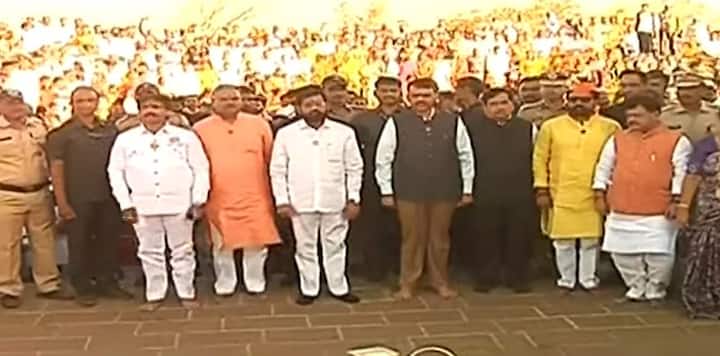 मुख्यमंत्री आणि उपमुख्यमंत्री यांच्यासह मोठ्या संख्येनं शिवभक्तांची उपस्थिती आहे. जल्लोषात शिवजन्मोत्सव सोहळा संपन्न झाला.