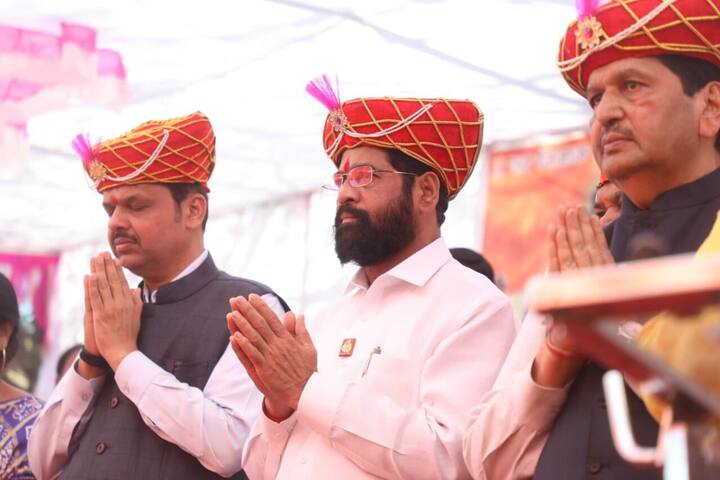 मात्र, संभाजीराजे व्यासपीठावर आले नाहीत.