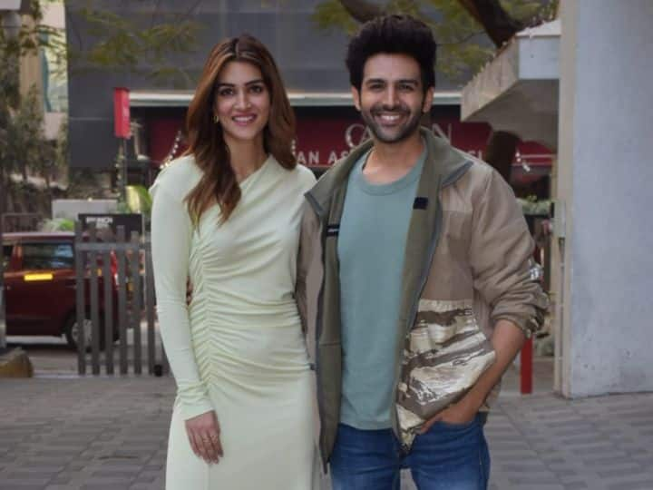 kartik aaryan-Kriti Sanon Pics: बॉलीवुड कलाकार कार्तिक आर्यन और कृति सेनन की फिल्म 'शहजादा' सिनेमाघरों में रिलीज हो चुकी है. इस बीच कृति और कार्तिक को एक साथ स्पॉट किया गया है.