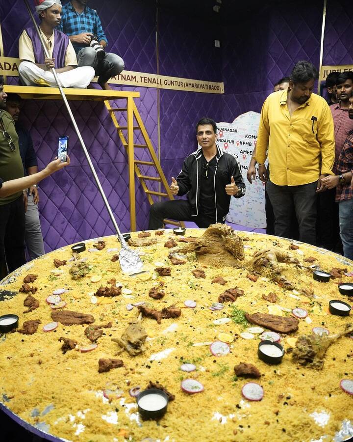 सोनूनं या फोटोला कॅप्शन दिलं, 'भारतातील सर्वात मोठ्या थाळीला आता माझं नाव देण्यात आलं आहे. मी एक शाकाहारी माणूस आहे. तसेच माझ्यासारख्या कमी अन्न खाणाऱ्या माणसाचं नाव 20 व्यक्ती खाऊ शकतील अशा थाळीला दिले जाऊ शकते, असा मी विचार केला नव्हता.' (Sonu Sood/ instagram)