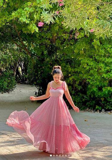 ਅਦਾਕਾਰਾ ਹਿਨਾ ਖਾਨ ਹਮੇਸ਼ਾ ਆਪਣੇ ਬੋਲਡ ਫੈਸ਼ਨ ਸਟੇਟਮੈਂਟਸ ਅਤੇ ਗਲੈਮਰਸ ਅੰਦਾਜ਼ ਨਾਲ ਪ੍ਰਸ਼ੰਸਕਾਂ ਦਾ ਦਿਲ ਜਿੱਤਣ ਦਾ ਕੰਮ ਕਰਦੀ ਹੈ।