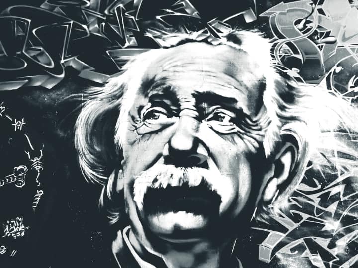 ​अल्बर्ट आइंस्टीन एक महान व्यक्ति थे. जो वैज्ञानिक और सोच-विचार के क्षेत्र में अपने कारनामों से मशहूर हुए. उनकी कहानी बहुत प्रेरणा देने वाली है.