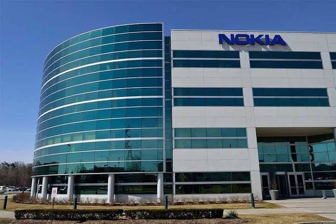 Nokia फिनलैंड की कंपनी है जो कभी दुनिया की सबसे बड़ी मोबाइल फोन कंपनी थी.