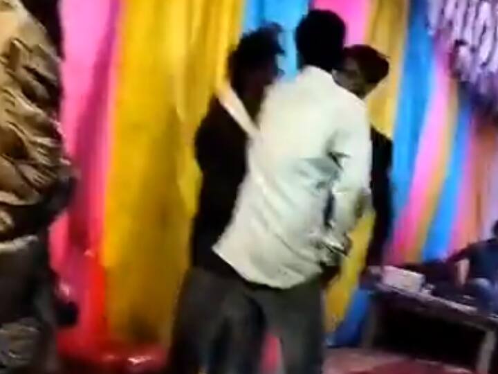 Bageshwar Dham Sarkar Dhirendra Shastri brother Crashes wedding with with pistol and Abusive language video viral Bageshwar Dham: धीरेंद्र कृष्ण शास्त्री के भाई ने कट्टा लेकर दिखाई दबंगई, शादी में गाली-गलौज और मारपीट