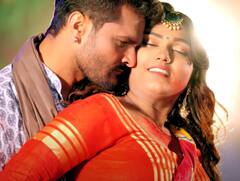 राधा रावत संग रंगीली होली खेले जा रहे हैं खेसारी, 'मुंहे लागल बा' में हुई रंग-गुलाल की बारिश