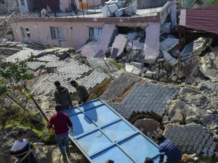 Turkiye-Syria Earthquake: तुर्किए (Turkey) और सीरिया (Syria) में 6 फरवरी को आए विनाशकारी भूकंप (Earthquake) से अब तक 46 हजार से अधिक लोगों की मौत हो चुकी है. राहत और बचाव कार्य लगातार जारी है.