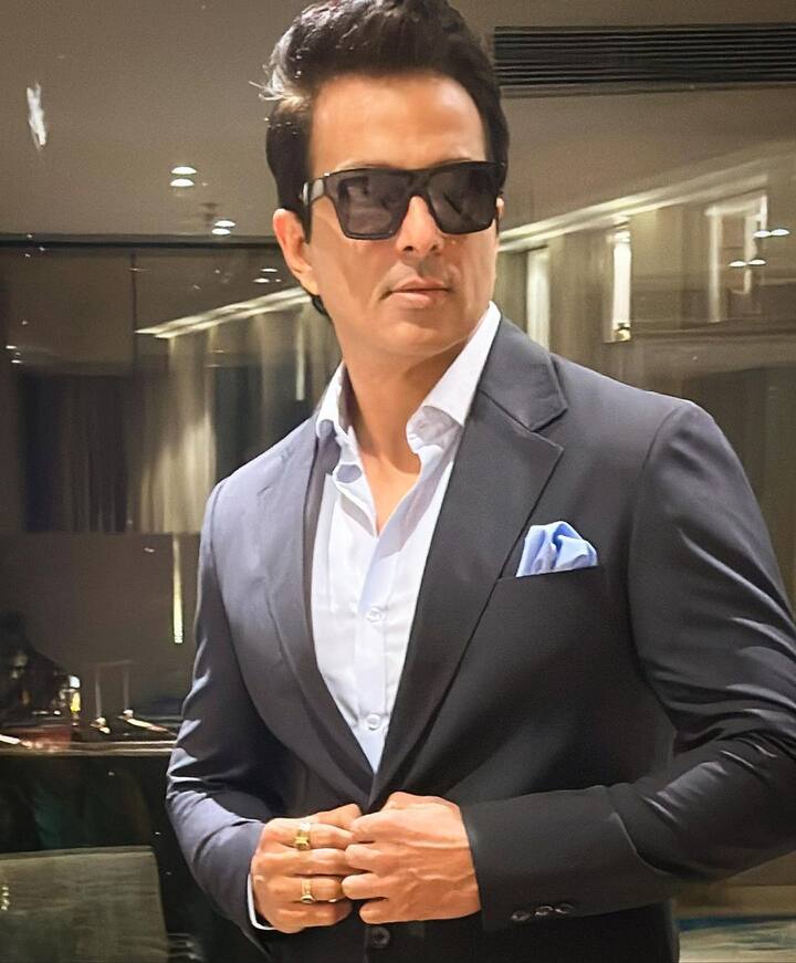 हैदराबादमधील जिसमत जेलमंडी नावाच्या हॉटेलमध्ये मिळणाऱ्या भारतातील सर्वात मोठ्या थाळीमध्ये विविध नॉनव्हेज पदार्थ आहेत. ही थाळी 20 लोक खाऊ शकतात. या थाळीला सोनूचं नाव देण्यात आलं आहे. (Sonu Sood/ instagram)