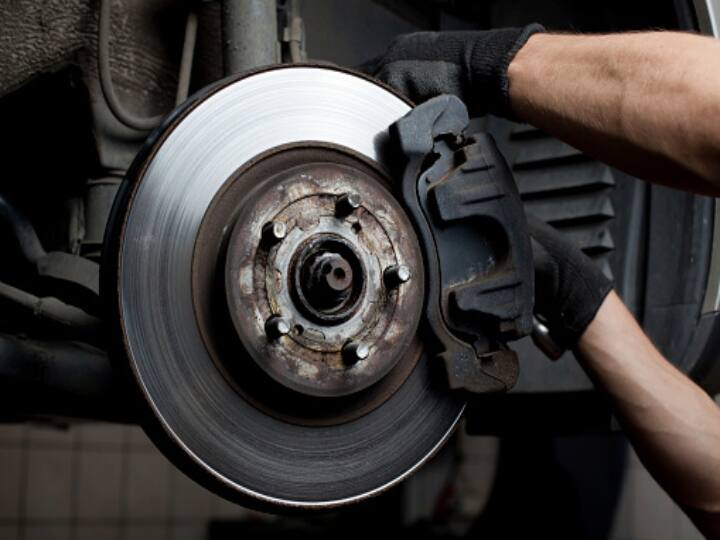 How to use car brake safely car brake pad problems why car brake having problem soon Car Care Tips: अगर आपकी गाड़ी के ब्रेक जल्दी खराब होते हैं, तो ये आसान से टिप्स आपके लिए ही हैं